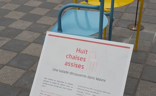 La Ville de Wavre accueille une exposition inédite en centre-ville : Huit chaises assises.